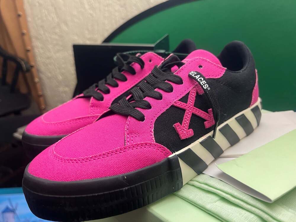 Off-White Wmns Vulcanized Canvas Sneakers in Fuchsia Black